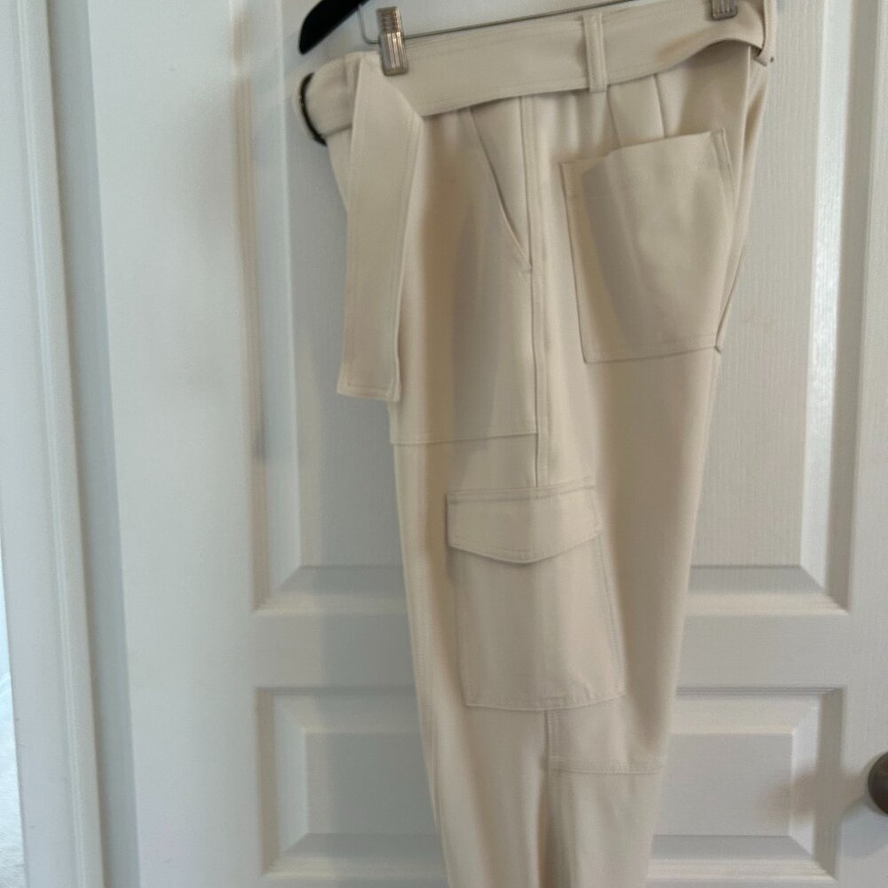 Banana Republic Tailored Barrel Cargo Pants with Belt – Size 2 -Cream